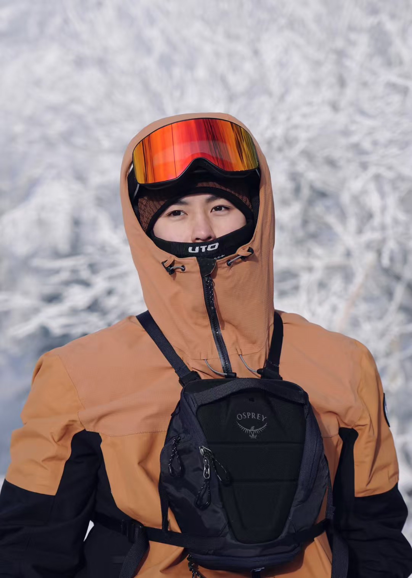 盛加欢穿雪服站在雪山白色树林前